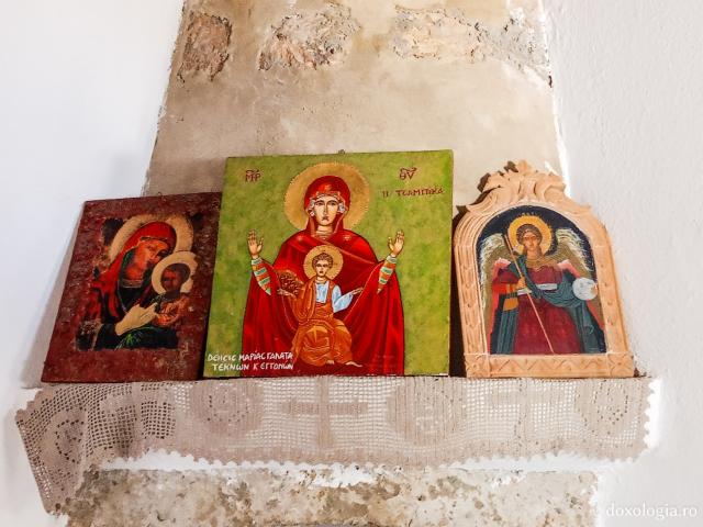 Pași de pelerin la Mănăstirea „Panaghia Tsambika” din Rodos, mănăstirea cea veche sau „Tsambika de sus”