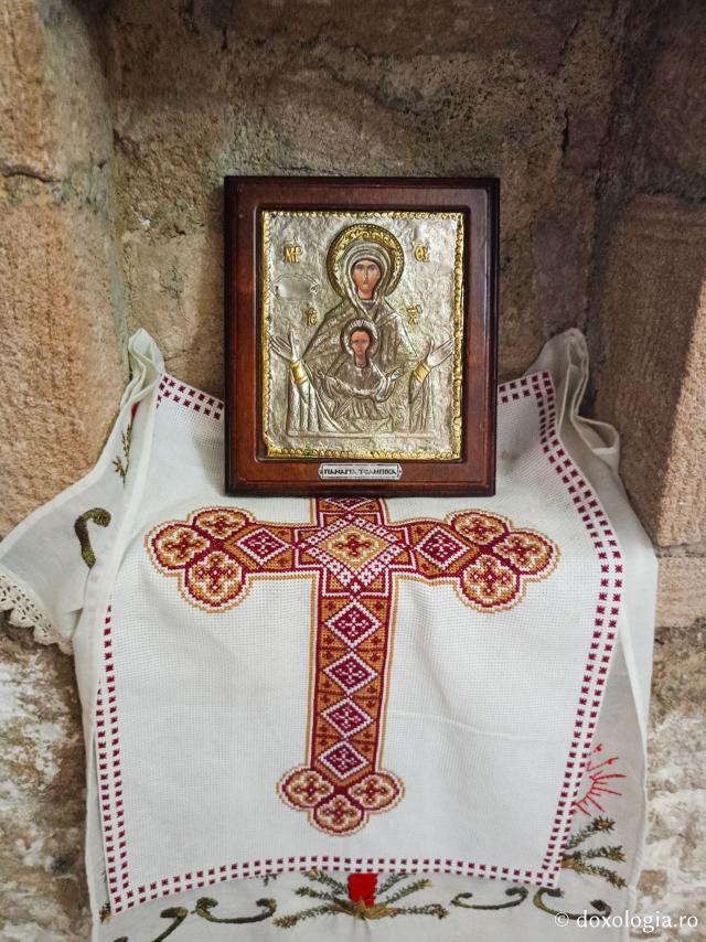 Pași de pelerin la Mănăstirea „Panaghia Tsambika” din Rodos, mănăstirea cea veche sau „Tsambika de sus”