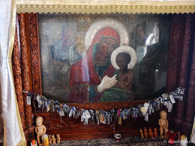 Pași de pelerin la Mănăstirea „Panaghia Tsambika” din Rodos, mănăstirea cea veche sau „Tsambika de sus”