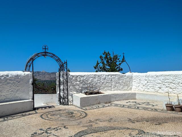 Pași de pelerin la Mănăstirea „Panaghia Tsambika” din Rodos, mănăstirea cea veche sau „Tsambika de sus”