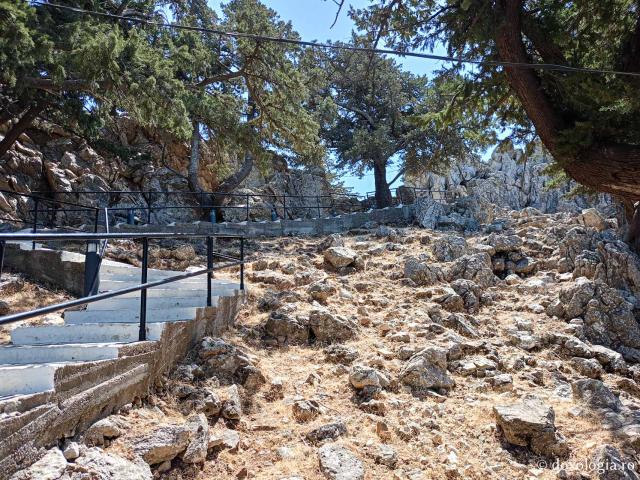 Pași de pelerin la Mănăstirea „Panaghia Tsambika” din Rodos, mănăstirea cea veche sau „Tsambika de sus”