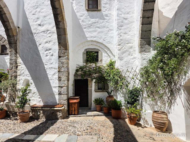 Mănăstirea „Sfântul Ioan Teologul” din Insula Patmos, considerată cea mai importantă mănăstire de la Marea Egee