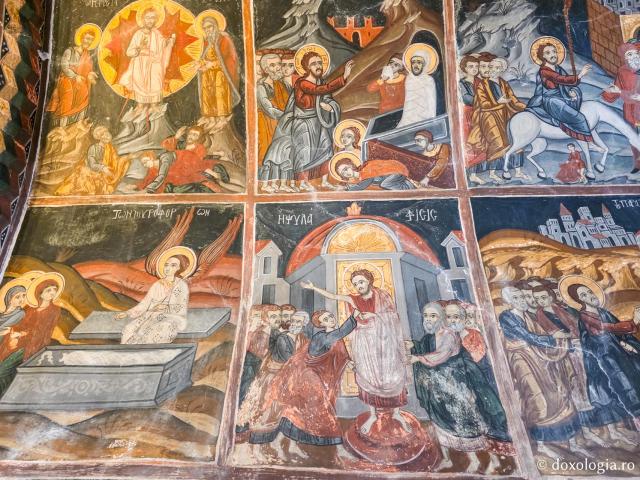 Pași de pelerin la Mănăstirea „Sfântul Arhanghel Mihail” Roukouniotis din Insula Symi / Foto: Magda Buftea Pași de pelerin la Mănăstirea „Sfântul Arhanghel Mihail” Roukouniotis din Insula Symi