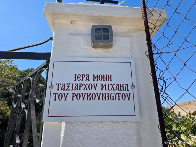 Pași de pelerin la Mănăstirea „Sfântul Arhanghel Mihail” Roukouniotis din Insula Symi / Foto: Magda Buftea Pași de pelerin la Mănăstirea „Sfântul Arhanghel Mihail” Roukouniotis din Insula Symi