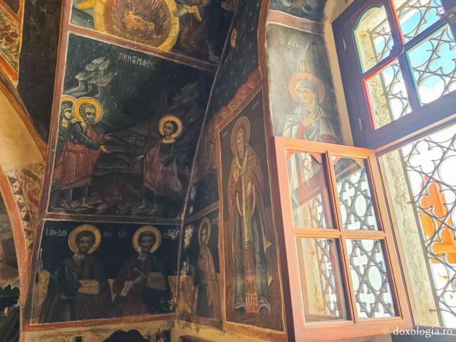 Pași de pelerin la Mănăstirea „Sfântul Arhanghel Mihail” Roukouniotis din Insula Symi