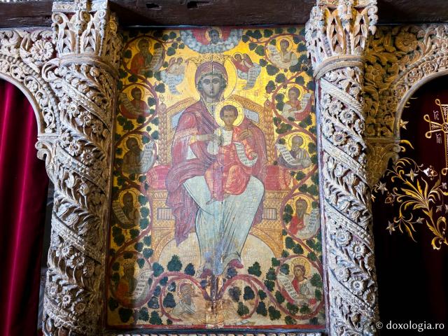 Pași de pelerin la Mănăstirea „Sfântul Arhanghel Mihail” Roukouniotis din Insula Symi / Foto: Magda Buftea Pași de pelerin la Mănăstirea „Sfântul Arhanghel Mihail” Roukouniotis din Insula Symi