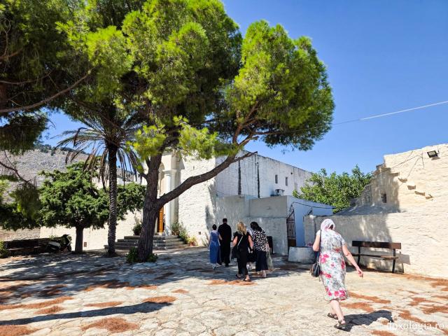 Pași de pelerin la Mănăstirea „Sfântul Arhanghel Mihail” Roukouniotis din Insula Symi