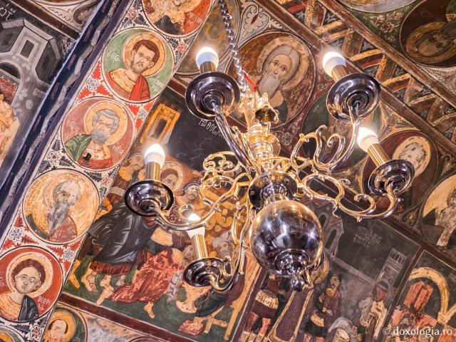 Pași de pelerin la Mănăstirea „Sfântul Arhanghel Mihail” Roukouniotis din Insula Symi / Foto: Magda Buftea Pași de pelerin la Mănăstirea „Sfântul Arhanghel Mihail” Roukouniotis din Insula Symi