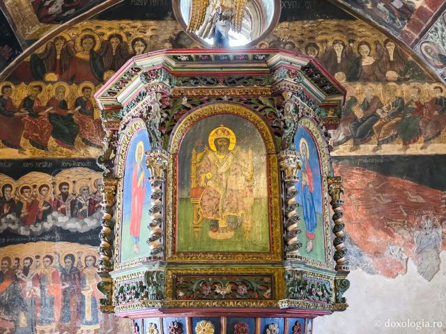 Pași de pelerin la Mănăstirea „Sfântul Ara=hanghel Mihail” Roukouniotis din Insula Symi / Foto: Magda Buftea Pași de pelerin la Mănăstirea „Sfântul Arhanghel Mihail” Roukouniotis din Insula Symi