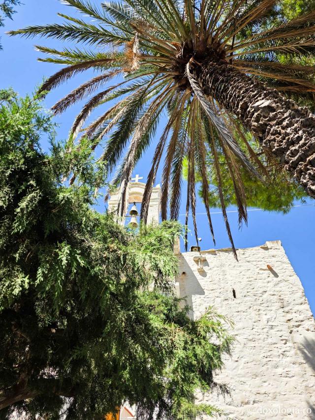 Pași de pelerin la Mănăstirea „Sfântul Arhanghel Mihail” Roukouniotis din Insula Symi / Foto: Magda Buftea Pași de pelerin la Mănăstirea „Sfântul Arhanghel Mihail” Roukouniotis din Insula Symi