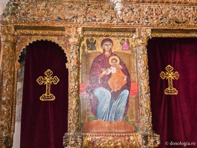 Pași de pelerin la Mănăstirea „Sfântul Arhanghel Mihail” Roukouniotis din Insula Symi / Foto: Magda Buftea Pași de pelerin la Mănăstirea „Sfântul Arhanghel Mihail” Roukouniotis din Insula Symi