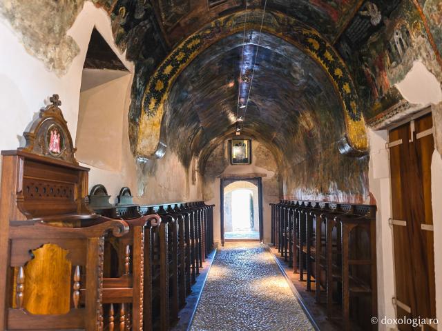 Pași de pelerin la Mănăstirea „Sfântul Arhanghel Mihail” Roukouniotis din Insula Symi