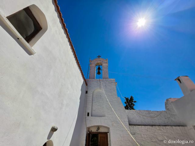 Pași de pelerin la Mănăstirea „Sfântul Arhanghel Mihail” Roukouniotis din Insula Symi