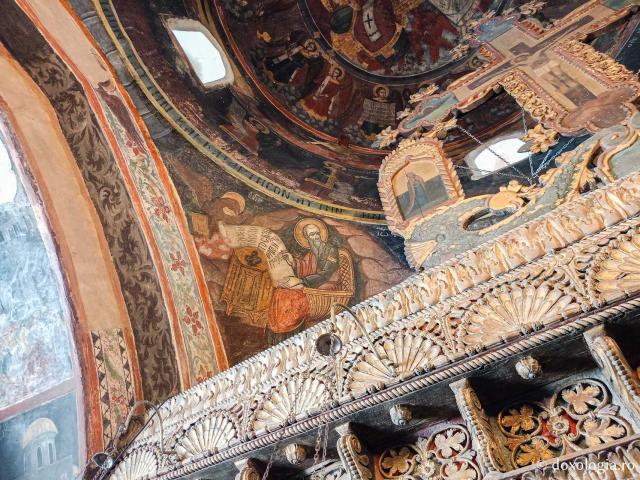 Pași de pelerin la Mănăstirea „Sfântul Arhanghel Mihail” Roukouniotis din Insula Symi
