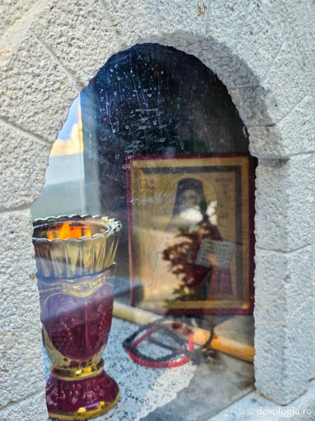 Clipe de tihnă la mormântul Sfântului Amfilohie Makris din Patmos