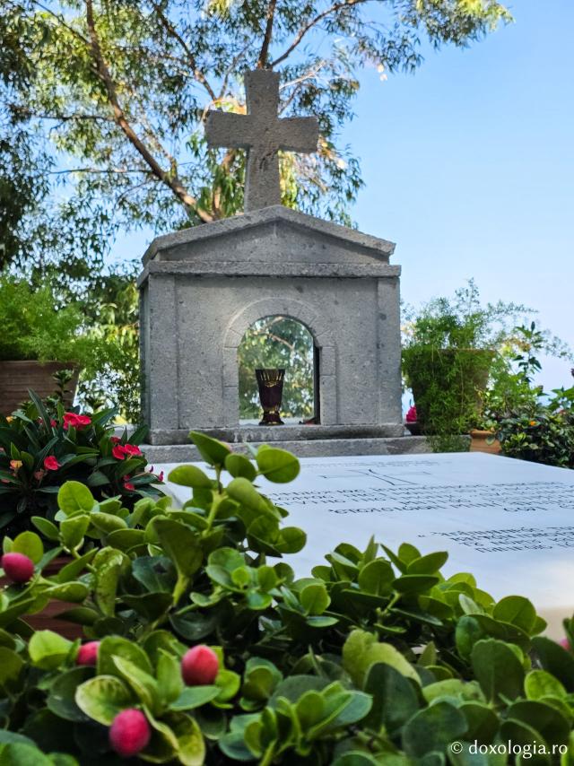 Clipe de tihnă la mormântul Sfântului Amfilohie Makris din Patmos