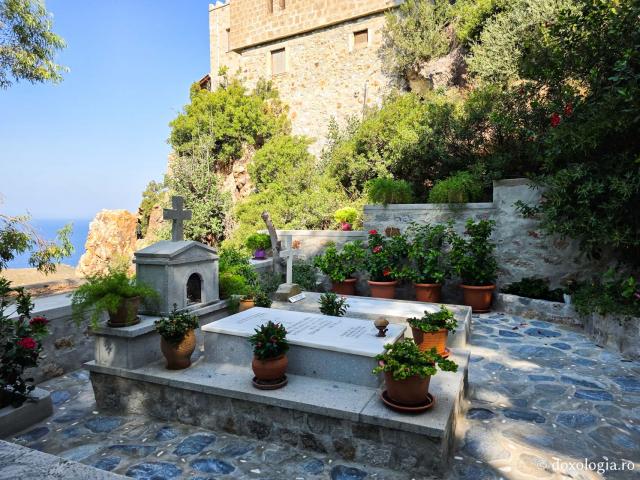 Clipe de tihnă la mormântul Sfântului Amfilohie Makris din Patmos
