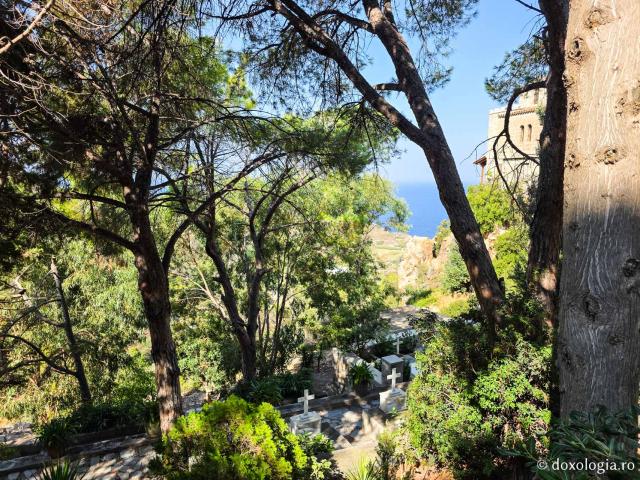 Clipe de tihnă la mormântul Sfântului Amfilohie Makris din Patmos