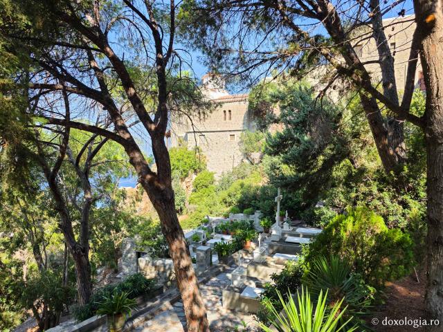 Clipe de tihnă la mormântul Sfântului Amfilohie Makris din Patmos