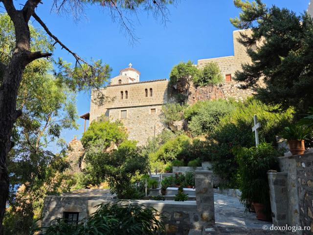 Clipe de tihnă la mormântul Sfântului Amfilohie Makris din Patmos