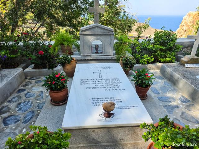 Clipe de tihnă la mormântul Sfântului Amfilohie Makris din Patmos
