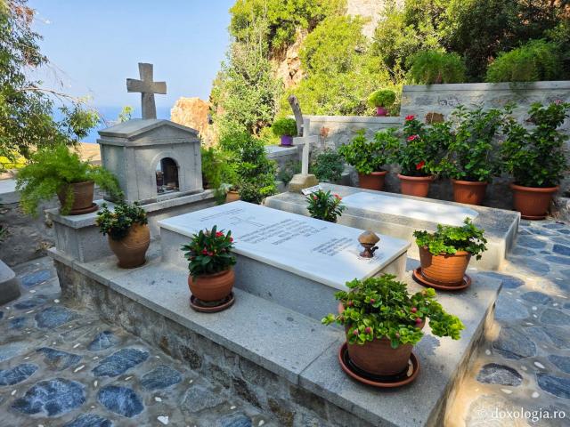 Clipe de tihnă la mormântul Sfântului Amfilohie Makris din Patmos
