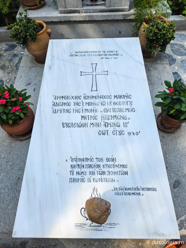 Clipe de tihnă la mormântul Sfântului Amfilohie Makris din Patmos