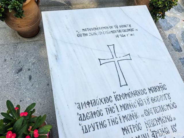 Clipe de tihnă la mormântul Sfântului Amfilohie Makris din Patmos
