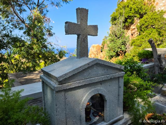 Clipe de tihnă la mormântul Sfântului Amfilohie Makris din Patmos