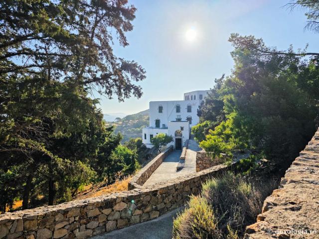 Peștera Apocalipsei din Insula Patmos – locul în care Sfântului Ioan Evanghelistul i s-a descoperit taina cea de pe urmă / Foto: Magda Buftea Peștera Apocalipsei din Insula Patmos – locul în care Sfântului Ioan Evanghelistul i s-a descoperit taina cea de pe urmă