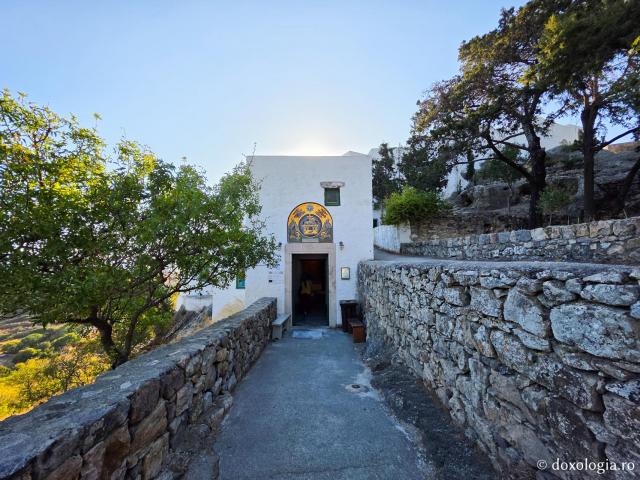 Peștera Apocalipsei din Insula Patmos – locul în care Sfântului Ioan Evanghelistul i s-a descoperit taina cea de pe urmă / Foto: Magda Buftea Peștera Apocalipsei din Insula Patmos – locul în care Sfântului Ioan Evanghelistul i s-a descoperit taina cea de pe urmă