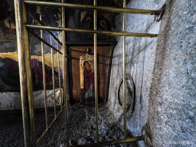 Peștera Apocalipsei din Insula Patmos – locul în care Sfântului Ioan Evanghelistul i s-a descoperit taina cea de pe urmă / Foto: Magda Buftea Peștera Apocalipsei din Insula Patmos – locul în care Sfântului Ioan Evanghelistul i s-a descoperit taina cea de pe urmă