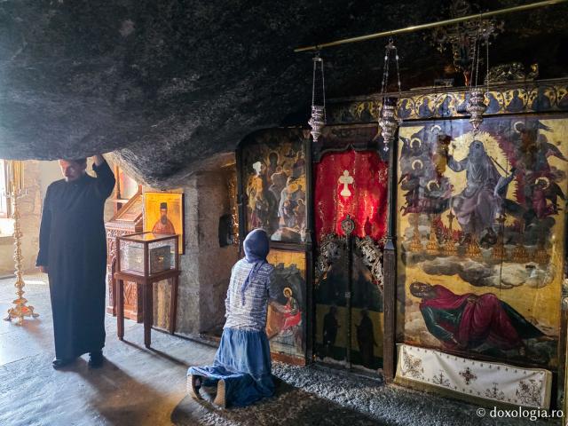 Peștera Apocalipsei din Insula Patmos – locul în care Sfântului Ioan Evanghelistul i s-a descoperit taina cea de pe urmă / Foto: Magda Buftea Peștera Apocalipsei din Insula Patmos – locul în care Sfântului Ioan Evanghelistul i s-a descoperit taina cea de pe urmă