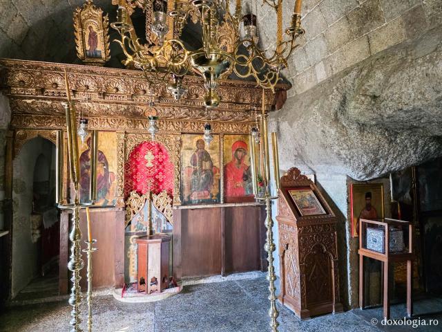 Peștera Apocalipsei din Insula Patmos – locul în care Sfântului Ioan Evanghelistul i s-a descoperit taina cea de pe urmă / Foto: Magda Buftea Peștera Apocalipsei din Insula Patmos – locul în care Sfântului Ioan Evanghelistul i s-a descoperit taina cea de pe urmă