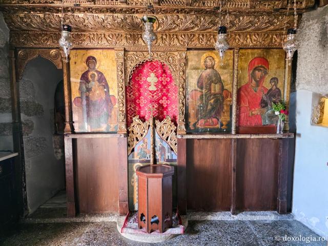 Peștera Apocalipsei din Insula Patmos – locul în care Sfântului Ioan Evanghelistul i s-a descoperit taina cea de pe urmă / Foto: Magda Buftea Peștera Apocalipsei din Insula Patmos – locul în care Sfântului Ioan Evanghelistul i s-a descoperit taina cea de pe urmă