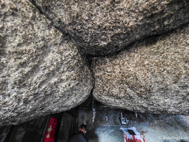 Peștera Apocalipsei din Insula Patmos – locul în care Sfântului Ioan Evanghelistul i s-a descoperit taina cea de pe urmă / Foto: Magda Buftea Peștera Apocalipsei din Insula Patmos – locul în care Sfântului Ioan Evanghelistul i s-a descoperit taina cea de pe urmă
