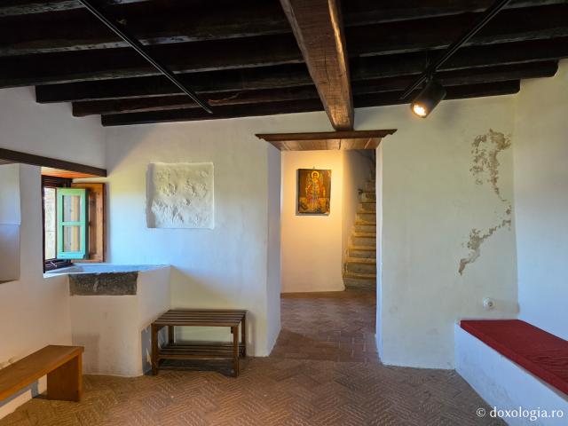 Peștera Apocalipsei din Insula Patmos – locul în care Sfântului Ioan Evanghelistul i s-a descoperit taina cea de pe urmă / Foto: Magda Buftea Peștera Apocalipsei din Insula Patmos – locul în care Sfântului Ioan Evanghelistul i s-a descoperit taina cea de pe urmă