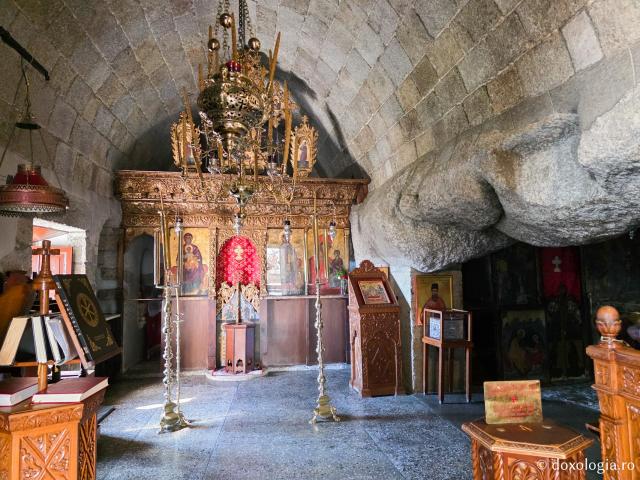 Peștera Apocalipsei din Insula Patmos – locul în care Sfântului Ioan Evanghelistul i s-a descoperit taina cea de pe urmă / Foto: Magda Buftea Peștera Apocalipsei din Insula Patmos – locul în care Sfântului Ioan Evanghelistul i s-a descoperit taina cea de pe urmă