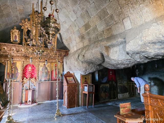 Peștera Apocalipsei din Insula Patmos – locul în care Sfântului Ioan Evanghelistul i s-a descoperit taina cea de pe urmă / Foto: Magda Buftea Peștera Apocalipsei din Insula Patmos – locul în care Sfântului Ioan Evanghelistul i s-a descoperit taina cea de pe urmă