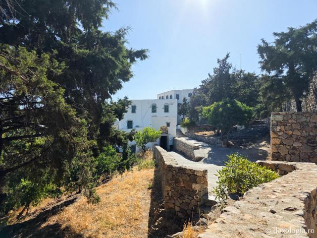 Peștera Apocalipsei din Insula Patmos – locul în care Sfântului Ioan Evanghelistul i s-a descoperit taina cea de pe urmă / Foto: Magda Buftea Peștera Apocalipsei din Insula Patmos – locul în care Sfântului Ioan Evanghelistul i s-a descoperit taina cea de pe urmă