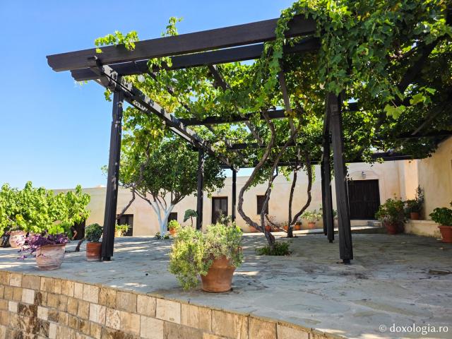 Frumusețea Mănăstirii „Panaghia Skiadeni” din Rodos