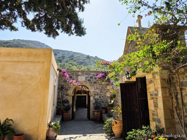 Frumusețea Mănăstirii „Panaghia Skiadeni” din Rodos