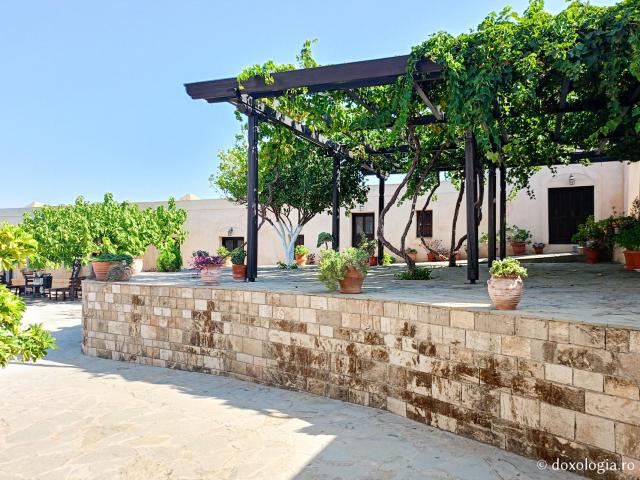 Frumusețea Mănăstirii „Panaghia Skiadeni” din Rodos