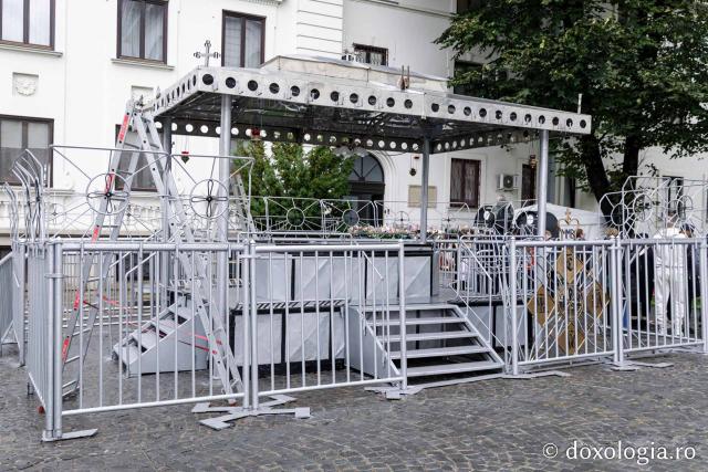 Împodobirea cu flori a baldachinului Sfintei Cuvioasei Parascheva