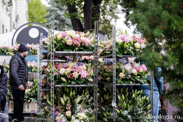 Împodobirea cu flori a baldachinului Sfintei Cuvioasei Parascheva