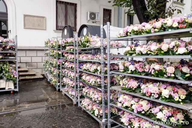 Împodobirea cu flori a baldachinului Sfintei Cuvioasei Parascheva