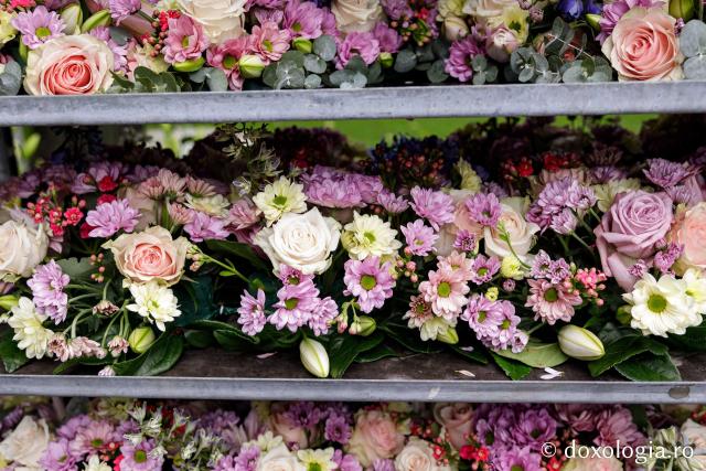 Împodobirea cu flori a baldachinului Sfintei Cuvioasei Parascheva