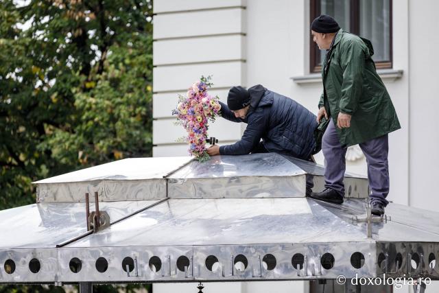 Împodobirea cu flori a baldachinului Sfintei Cuvioasei Parascheva