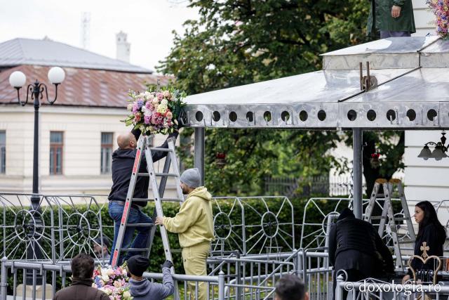 Împodobirea cu flori a baldachinului Sfintei Cuvioasei Parascheva