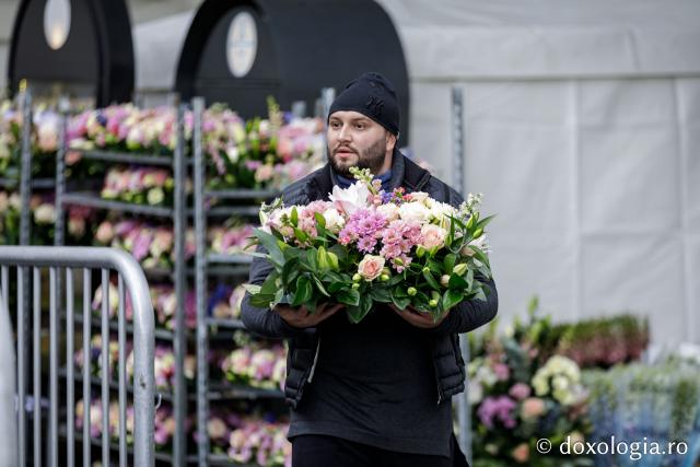 Împodobirea cu flori a baldachinului Sfintei Cuvioasei Parascheva